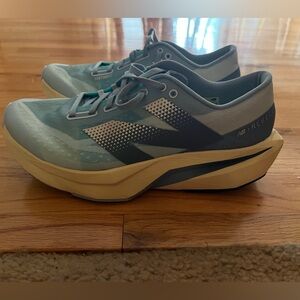 Women’s New Balance Fuel Cell version 4